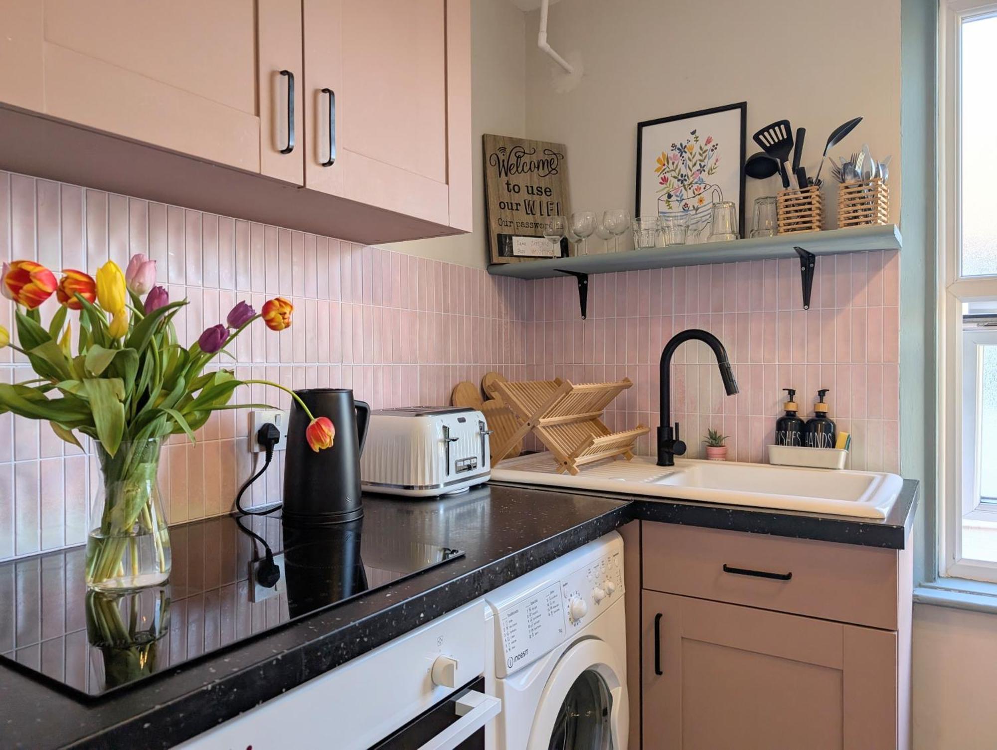 Peacehaven Retreat - 4 Minutes From The Beach! Pet Friendly! Уеймут Екстериор снимка